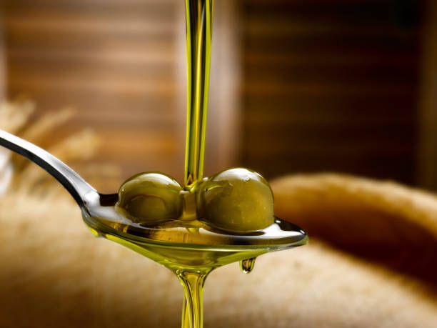 تصویر 4 از روغن زیتون فومنات تهیه‌ شده از زیتون‌ های مرغوب شمال کشور